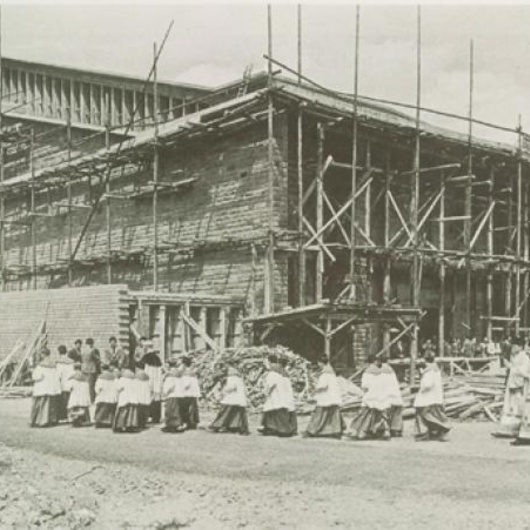 Einzug in den Rohbau der Kirche zur ersten Hl. Messe 23.5.1954